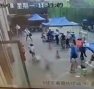 警方通报女子轻生坠亡险砸路人 为什么跳楼原因始末详情曝光